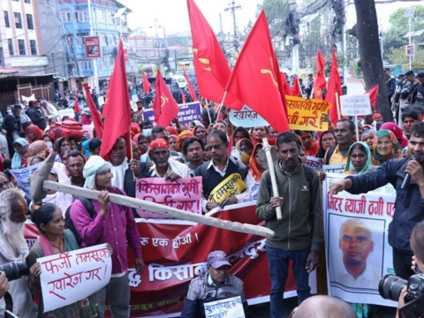 मिटरब्याज पीडितको अर्को टोली काठमाडौंमा, सुरू गरे धर्ना 