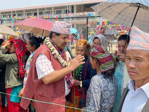 खोटाङका अति विपन्न बिरामीहरूलाई सांसद शर्माले मिलाए एक वर्षसम्म निःशुल्क उपचारको व्यवस्था