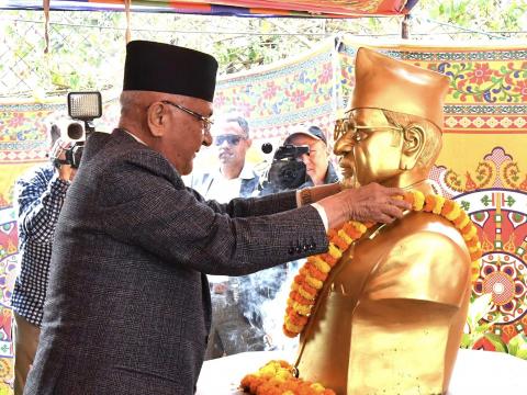 मनमोहन अधिकारीकाे स्मृति दिवस : एमाले अध्यक्ष ओलीद्वारा सालिकमा माल्यार्पण