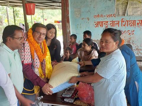 जन्मदिनको अवसरमा अपांग बाल बालिकालाई खाध्यान्न समान बितरण 
