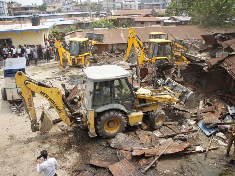 बिर्तामोड नगरपालिकाले कृषिथोक बजारमा रहेका अव्यवस्थित टहरा भत्कायो