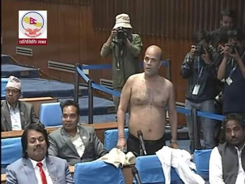 सांसद अमरेशकुमार सिंहले संसद बैठकमै फुकाले लुगा पछि…
