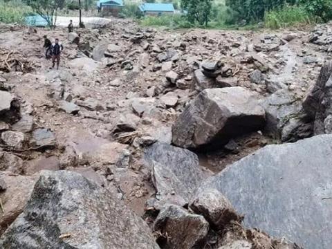 ओखलढुङ्गाको चम्पादेवीमा पहिरो जाँदा एकै घरका तीन जनाको ज्यान गयो, एक जना बेपत्ता