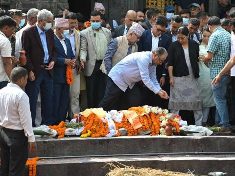 प्रचण्ड, रेनु र गंगाले दिए दागबत्ती