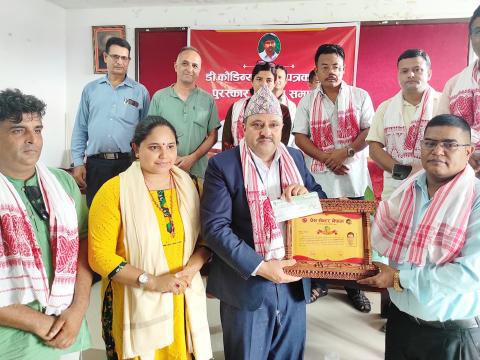 डी कौडिन्य स्मृति पत्रकारिता पुरस्कार झापाका अग्रज पत्रकार दीपक अधिकारीलाई 