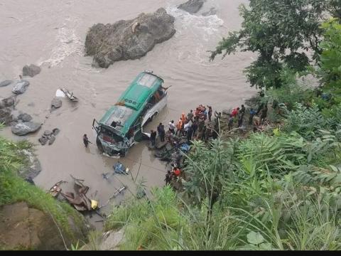 काठमाडौंबाट पोखरा जाँदै गरेको बस त्रिशुलीमा खस्दा ८ जनाको मृत्यु