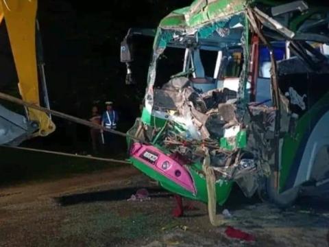 बाँकेमा ट्रकसँग बस ठोक्किँदा ७ जनाको ज्यान गयो,