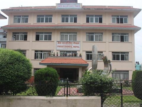 प्रेस काउन्सिल कृयाशिल पत्रकारिता पुरस्कारबाट आर्चाय र  समावेशी पत्रकारिता पुरस्कारबाट गदाललाई सम्मान गरिदै