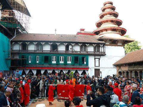 हनुमानढोकामा भित्र्याइयो फूलपाती