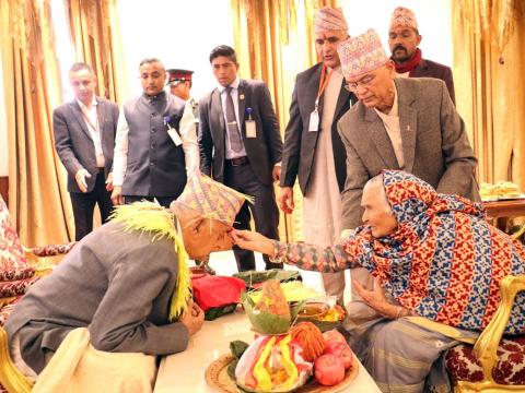 राष्ट्रपति रामचन्द्र पौडेलद्वारा ९१ वर्षिया भाउजू विष्णुमाया पौडेलबाट दसैँको टीका ग्रहण