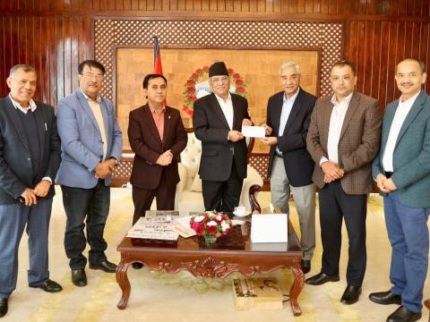 भूकम्पपीडितको सहयोगका लागि कांग्रेसले प्रधानमन्त्रीलाई हस्तान्तरण गर्‍यो ५० लाख