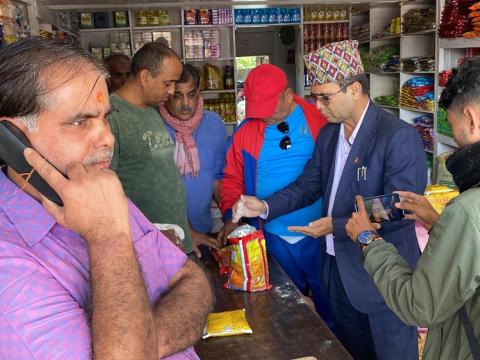 अनिल किराना पसलमा बिर्तामोड नगरपालिकाको अनुगमन, कुहिएको छोकडा सुकाएको भेटियो