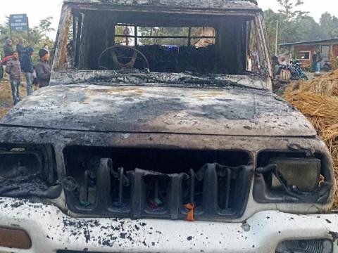इलामको रोङ ४ किटेनीमा पराल बोकेको पिकअपमा आगजनी