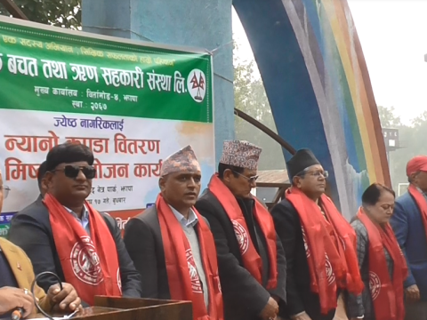 जेष्ठ नागरिकलाई न्यानो कपडा वितरण