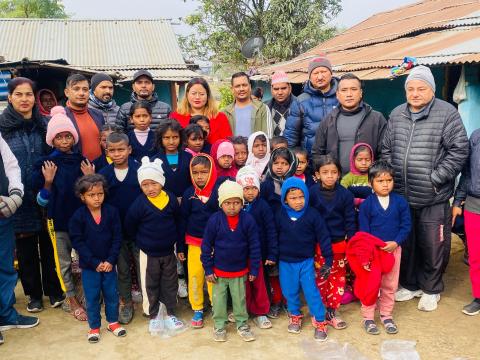 ढुवानी व्यवसायी निर्मल खत्रीद्वारा  विपन्न बालबालिकालाई स्वीटर वितरण