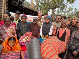 सहयोगी मनहरु नेपाल संस्थाद्वारा गरिव तथा विपन्न परिवारलाई न्यानो कपडा वितरण