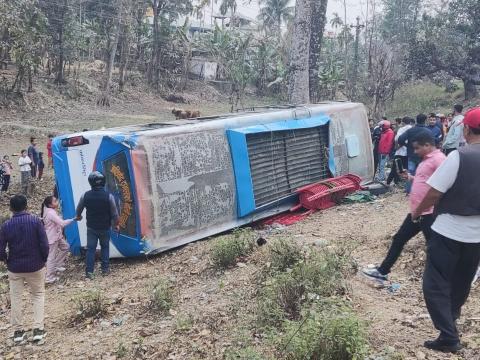 झापाको दोमुखामा पिकनिक खाएर फर्केको बस पल्टियो, केही यात्रु घाइते