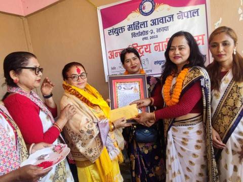 संयुक्त महिला नेपालद्वारा मनोक्रान्ति नेपालकी अभियन्ता सञ्चारकर्मी  वृन्दादेवी वराल सम्मानित 