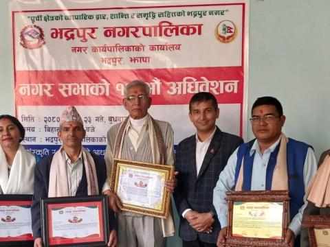भद्रपुर नगरपालिकाद्वारा झापाका अग्रज पत्रकारहलाई सम्मान