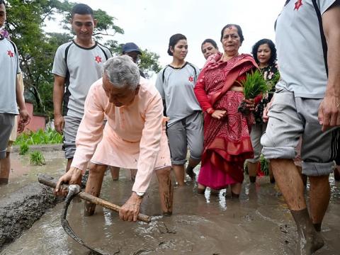 राष्ट्रपति पौडेलबाट शीतल निवासमा धान रोपाइँ