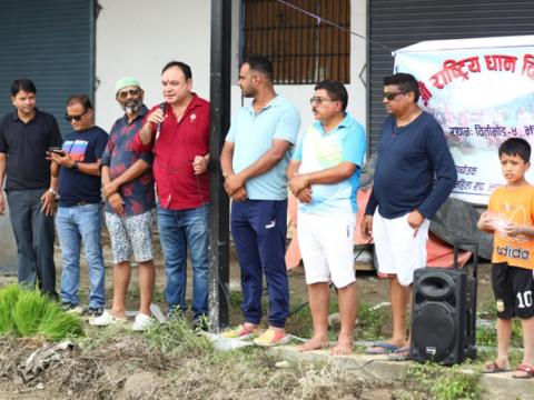 बिर्तामोडमा उद्योगी व्यवसायीले बेठी रोपाइ गरे 