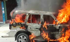 विराटनगरमा सरकारी गाडीमा आगजनी र तोडफोड