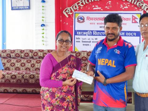 शिवसताक्षीका ७२ जना गरिब तथा जेहेन्दार विद्यार्थीलाई छात्रवृत्ति