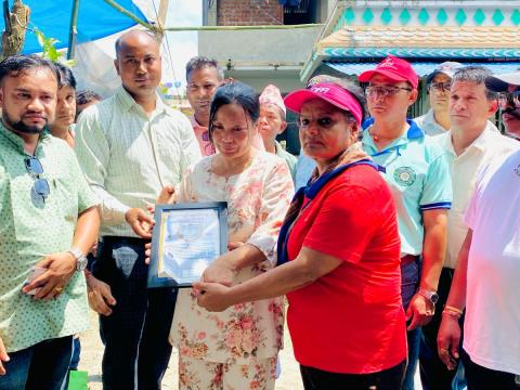 सरकारी सवारी चालक एसोसिएशन नेपाल झापाद्वारा बिर्तामोड ५ का स्वर्गीय राजुमान लिम्बुको परिवारलाई आर्थिक सहयोग  