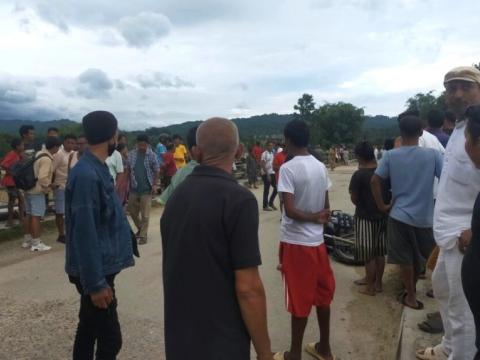 इलाम दानाबारीकाे गरुवा पुलमा तीनजना सवार मोटरसाइकल दुर्घटना हुँदा एकजनाको मृत्यु, दुई घाइते