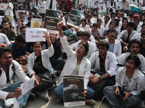 प्रशिक्षार्थी डाक्टरको बलात्कार र हत्याको विरोधमा भारतभरका डाक्टर आन्दोलनमा