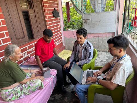 घरमा नै पुगी राष्ट्रिय परिचयपत्र वितरण 