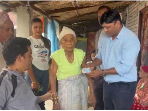 घरघरमै पुगेर राष्ट्रिय परिचयपत्र वितरण