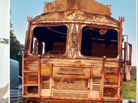 झापामा दुर्गा प्रसाईका समर्थकद्वारा दुई बटा ट्रकमा आगजनी, चालक घाइते