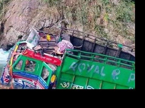 फिक्कलमा ट्रक दुर्घटना हुँदा दुईजना गम्भीर घाइते