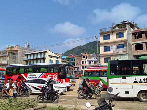 आज पनि दसैंको टीका लगाइँदै,भोलिदेखि कार्यालय खुल्ने भएसँगै काठमाडौं फर्किने क्रम पनि सुरू
