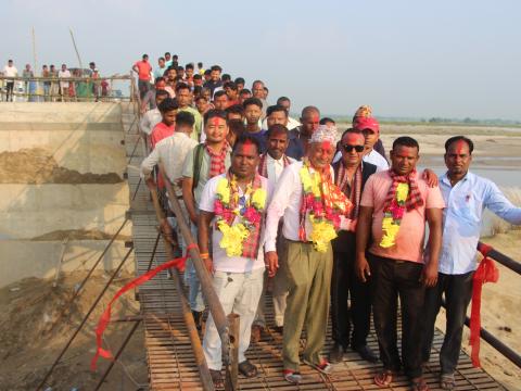 दशैंका बेला सवै परिवारसँग रमाउँदै, समाजसेवी शेरबहादुर थापा जनताको सेवामा ब्यस्त