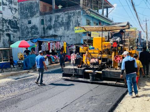 बिर्तामोडका विभिन्न सडकहरुमा कालोपत्रे गर्ने काम धमाधम 