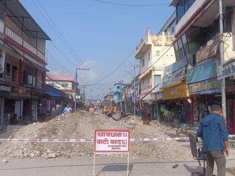मेचीनगर नगरपालिकाले धुलाबारी बजारमा सडक अतिक्रमण गरेर निर्माण गरिएका संरचना भत्काउन सुरु