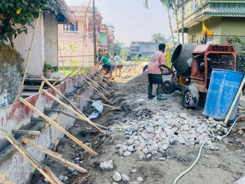 वडा नम्बर ६ सुगम शान्ति टोलस्थित रोड नम्बर ५ को सडक  स्तरोन्नति कार्य धमाघम