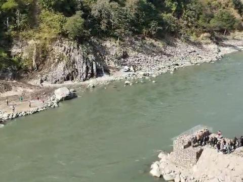 सुनकोशी नदीको फोक्सिङटारमा अस्थायी बेलीब्रिज जडान शुरू