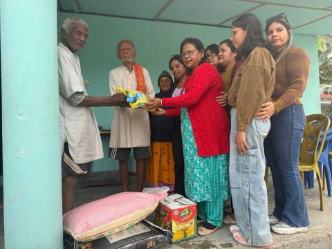  मेचीमहाकालि बुहारी संयुक्त आवाजकी झापा जिल्ला संयोजक गंगा भट्टराईद्वारा बृद्वबृद्वालाई खाद्यान्य  सहयोग