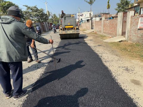 सडक स्तरोन्नतिसंगै भत्किएका सडक मर्मत गर्दै बिर्तामोड नगरपालिका
