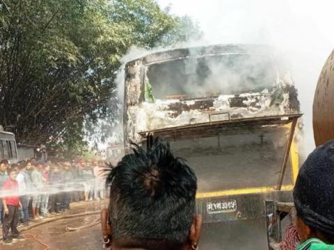 बिर्तामोडमा ग्यारेजमा आगलागी हुँदा तीनवटा बसमा क्षति