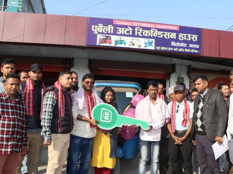 अटो चालकहरूलाई ट्राफिक सचेतनासँगै सम्मान,एक जना चालकलाई निशुल्क अटो प्रदान
