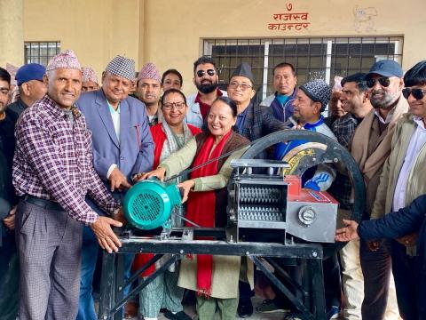  बिर्तामोड नगरपालिकाको ५० प्रतिशत साझेदारी अनुदानमा २५ जनालाई मोटरसहितको चापकटर वितरण