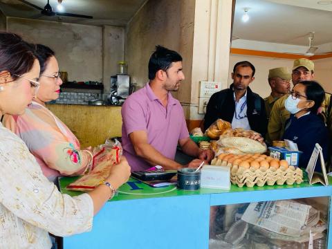  बिर्तामोड नगरपालिकाद्वारा सैनिकमोडका होटलमा अनुगमन