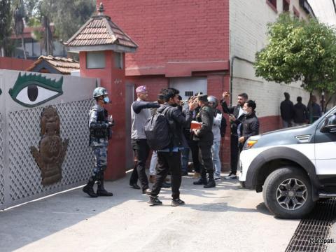 जरिवाना तोकेको पत्र लिएर गएको महानगर प्रहरीको निर्मल निवासको गेटबाटै फिर्ता