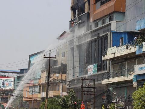 इटहरीको सेन्ट्रल प्लाजामा लागेकाे आगाे ६ घण्टापछि नियन्त्रणमा