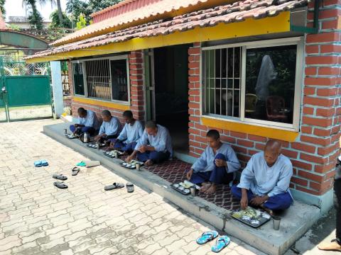 बिर्तामाेडकाे आफ्नाे घर आश्रमसहित जिल्लाका चार बिद्यालयमा झापाली समाज इजरायलकाे सहयाेग