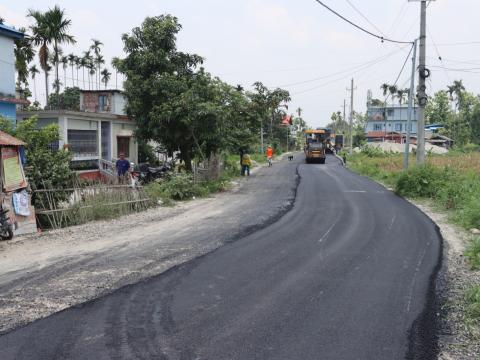 बिर्तामोड नगरपालिकामा सडक कालोपत्रेको काम तिब्रगतिमा